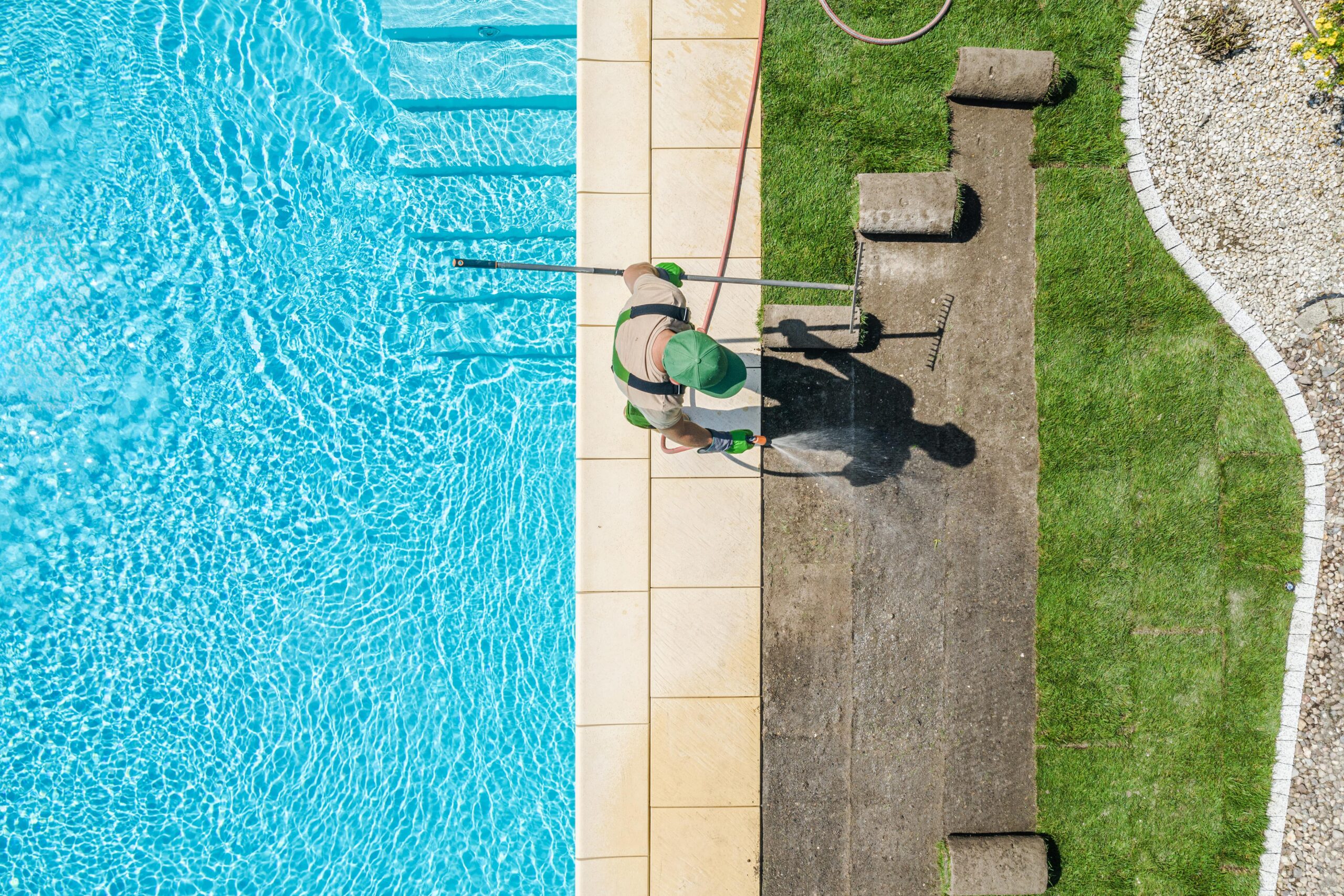 Etablering af græsplæne ved pool – professionel lægning af rullegræs udført af Rullegræsset.dk